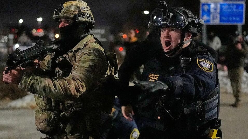 In Minneapolis schoss ein ICE-Beamter auf eine Frau und t&ouml;tete sie.