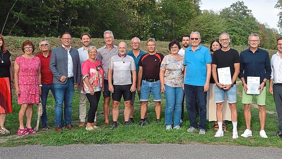 Gruppenfoto der besten 15 Einzelradler. Zusammen kommen sie auf 33.980 gefahrene Kilometer. Gruppenfoto der besten 15 Einzelradler. Zusammen kommen sie auf 33.980 gefahrene Kilometer.