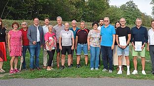 Gruppenfoto der besten 15 Einzelradler. Zusammen kommen sie auf 33.980 gefahrene Kilometer. Gruppenfoto der besten 15 Einzelradler. Zusammen kommen sie auf 33.980 gefahrene Kilometer.