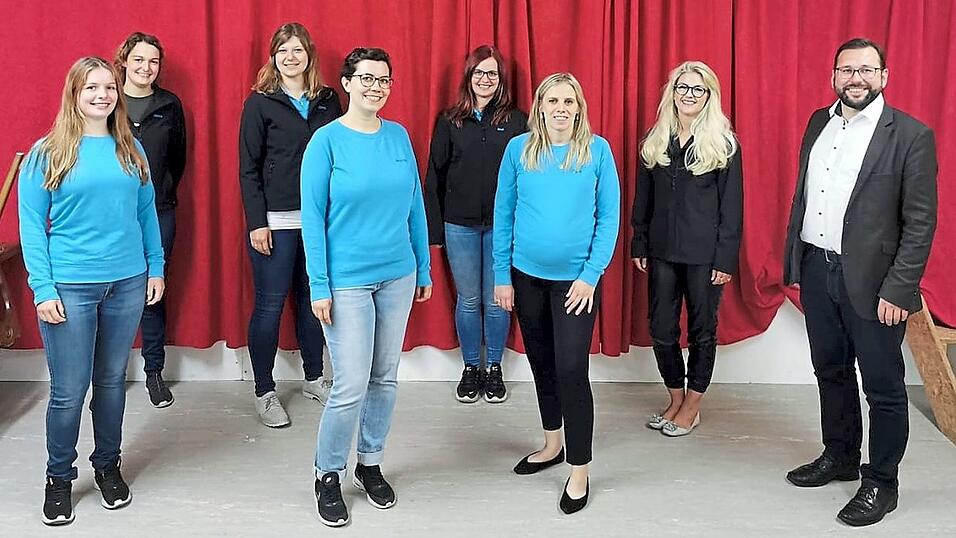 Erster Bürgermeister Thomas Hieninger (rechts) mit der Damen-Riege der Martinsbucher Theaterfreunde. Erster Bürgermeister Thomas Hieninger (rechts) mit der Damen-Riege der Martinsbucher Theaterfreunde.