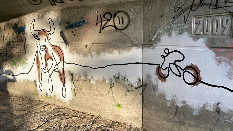 Der Radler ist ein wiederkehrendes Motiv, hier zusammen mit dem illustrierten Ochsen beim Hotel Wenisch.