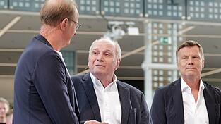 Uli Hoeneß (m) bezieht im Doppelpass Stellung.