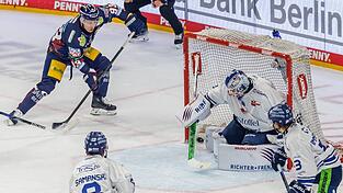 Titelverteidiger Eisbären Berlin siegt zum Viertelfinal-Auftakt gegen Straubing.