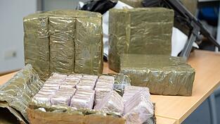 Im Kühlschrank eines mutmaßlichen Drogenschmugglers finden Zollbeamte Haschisch - getarnt als Dubai-Schokolade. (Symbolbild)