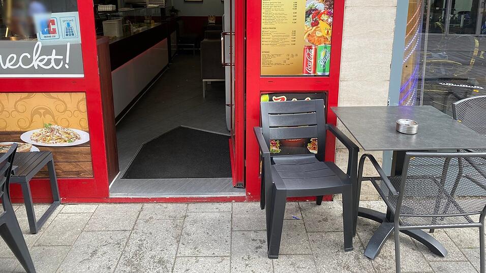 Der Verd&auml;chtige fuhr laut Angaben der Ermittler in diesen Freisitz einer D&ouml;nerbude in Schwandorf. Am Tisch rechts sollen die drei M&auml;nner gesessen haben, die leicht verletzt wurden.