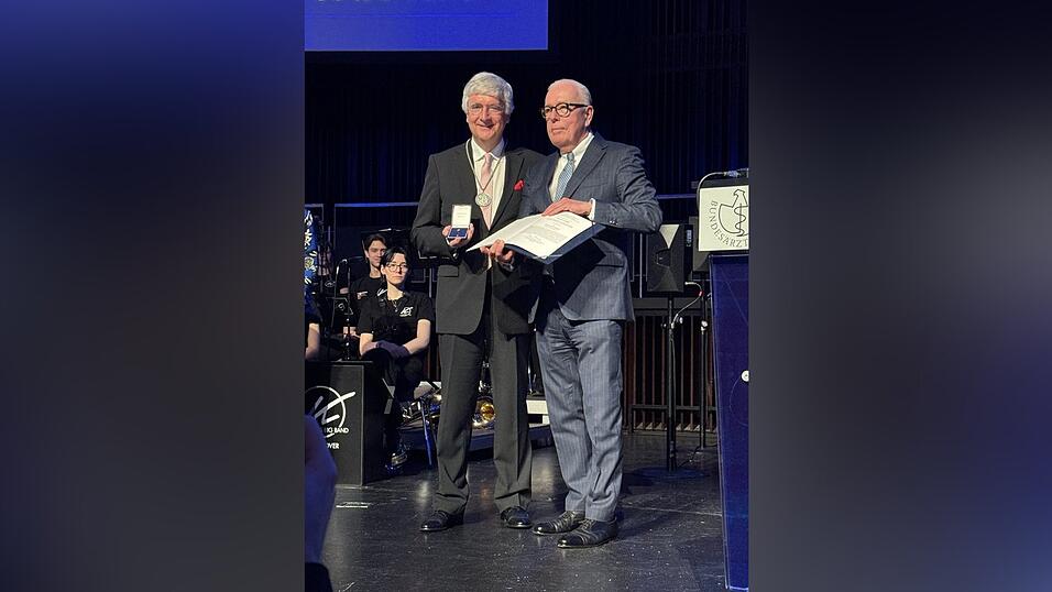 Joachim Grifka (links) wurde für seine Verdienste um die Medizin mit der Paracelsus-Medaille ausgezeichnet. Die Auszeichnung gilt als die höchste Ehre in der deutschen Ärzteschaft. Joachim Grifka (links) wurde für seine Verdienste um die Medizin mit der Paracelsus-Medaille ausgezeichnet. Die Auszeichnung gilt als die höchste Ehre in der deutschen Ärzteschaft.