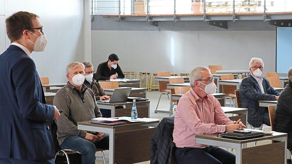 Bevor Klinikenvorstand Christian Schmitz (li.) mit seinen Ausführungen zur Arberlandklinik Viechtach startete, meldete sich AfD-Fraktionsführer Johann Müller (re.) wegen eines Antrags zu Wort. Bevor Klinikenvorstand Christian Schmitz (li.) mit seinen Ausführungen zur Arberlandklinik Viechtach startete, meldete sich AfD-Fraktionsführer Johann Müller (re.) wegen eines Antrags zu Wort.