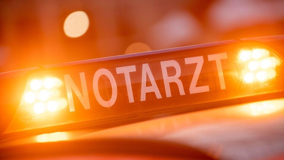 Auch ein Notarzt war nach dem Unfall vor Ort, doch für den 50-Jährigen kam jede Hilfe zu spät. (Symbolbild) Auch ein Notarzt war nach dem Unfall vor Ort, doch für den 50-Jährigen kam jede Hilfe zu spät. (Symbolbild)