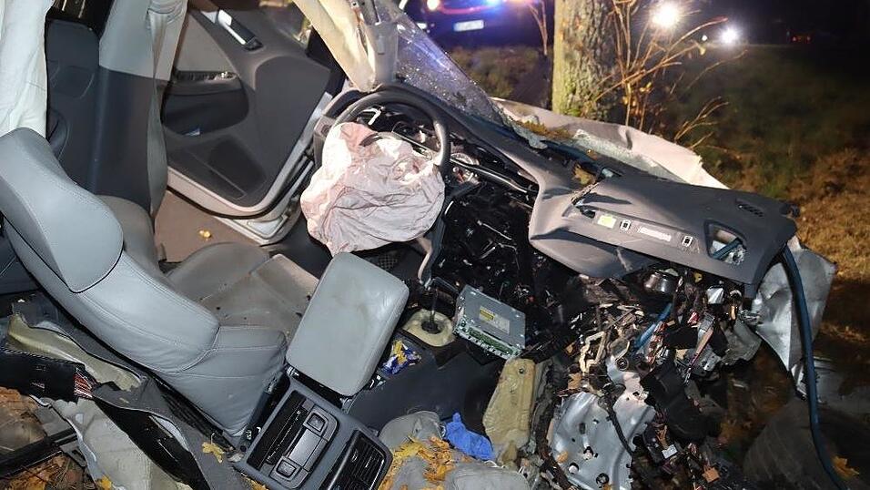 Bei einem Unfall auf der B8 bei Stephansposching wurde das Auto zerfetzt. Der Autofahrer erlitt leichte Verletzungen.