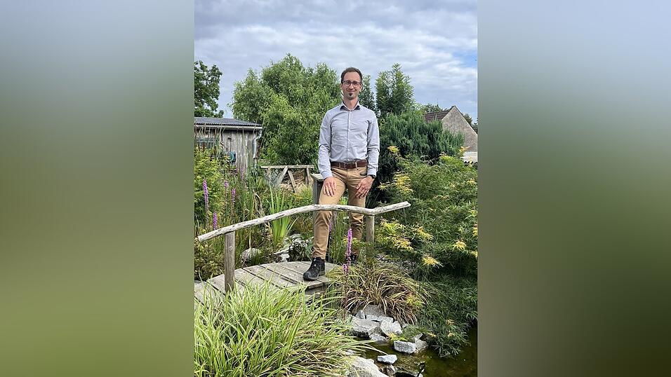 Hobbygärtner Michael Reschke auf seiner Brücke.