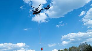 Ein Löschhubschrauber im Einsatz. (Symbolbild) Ein Löschhubschrauber im Einsatz. (Symbolbild)
