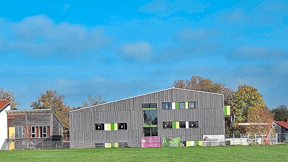 Der Erweiterungsbau (Mitte, großes Gebäude) am gemeindlichen Kinderhaus „Villa Regenbogen“. Der Erweiterungsbau (Mitte, großes Gebäude) am gemeindlichen Kinderhaus „Villa Regenbogen“.