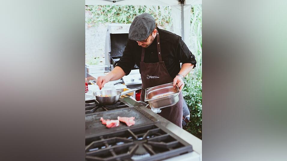 Sebastian Völkl vom Restaurant „Jedermann“ in Straßkirchen verwöhnt die Gäste im VIP-Bereich.