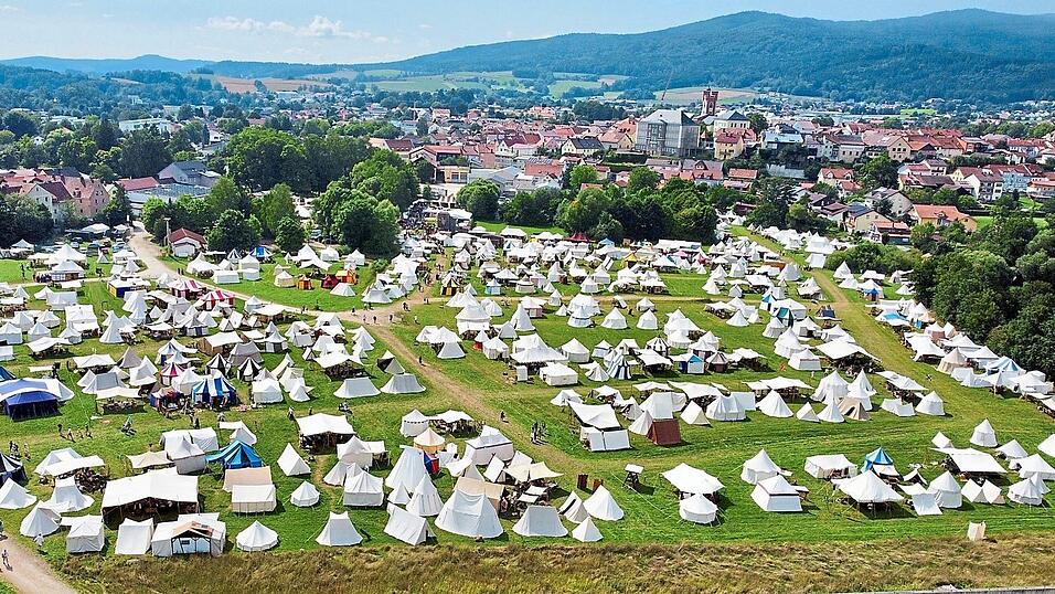 Das Zeltlager reicht bis an den B20-Trog heran. Das eigentliche Unterhaltungsprogramm spielt sich in der Bildemitte ab. Das Zeltlager reicht bis an den B20-Trog heran. Das eigentliche Unterhaltungsprogramm spielt sich in der Bildemitte ab.