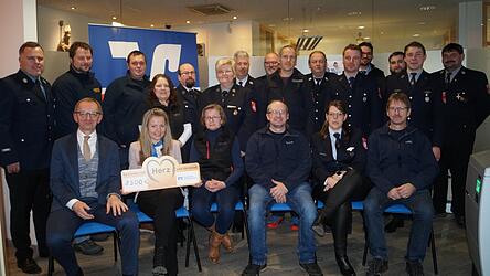 13 Vereine erhielten insgesamt 8.500 Euro Spendengelder aus dem Gewinnspartopf der Raiffeisenbank.