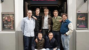 Das Team von „Das Achtziger“: oben (von links): Max Bahr, Carl Henkler, Finn Peters, Vincent Bienmüller, Florian Kop, unten (von links): Alexander Brenner, Thilo Scharnberger. Das Team von „Das Achtziger“: oben (von links): Max Bahr, Carl Henkler, Finn Peters, Vincent Bienmüller, Florian Kop, unten (von links): Alexander Brenner, Thilo Scharnberger.