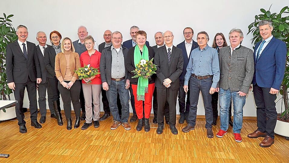 Am Mittwoch durften sich Mitarbeiter der Stadtverwaltung auf einen verdienten Ruhestand freuen, in den sie durch herzliche Worte von Oberbürgermeister Markus Pannermayr (links) und mit den Referenten und Amtsleitern verabschiedet wurden (von links): Wolfgang Bach, Cristina Pop, Marion Fischer, Reinhard Wenzel, Josefine Plaga, Franz Werner, Alois Laumer, Martin Wimmer, Ruth Blechschmidt, Ernst Lankes, Helmut Obermüller, Richard Hobmeier, Karl-Heinz Scheubeck, Stefanie Sperl, Kurt Molter und Roman Preis. Am Mittwoch durften sich Mitarbeiter der Stadtverwaltung auf einen verdienten Ruhestand freuen, in den sie durch herzliche Worte von Oberbürgermeister Markus Pannermayr (links) und mit den Referenten und Amtsleitern verabschiedet wurden (von links): Wolfgang Bach, Cristina Pop, Marion Fischer, Reinhard Wenzel, Josefine Plaga, Franz Werner, Alois Laumer, Martin Wimmer, Ruth Blechschmidt, Ernst Lankes, Helmut Obermüller, Richard Hobmeier, Karl-Heinz Scheubeck, Stefanie Sperl, Kurt Molter und Roman Preis.