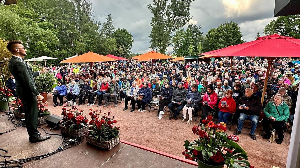 Max R&auml;dlinger, Leiter des Knabenchors der Regensburger Domspatzen, konnte ein &uuml;berraschend gro&szlig;es Publikum willkommen hei&szlig;en.
