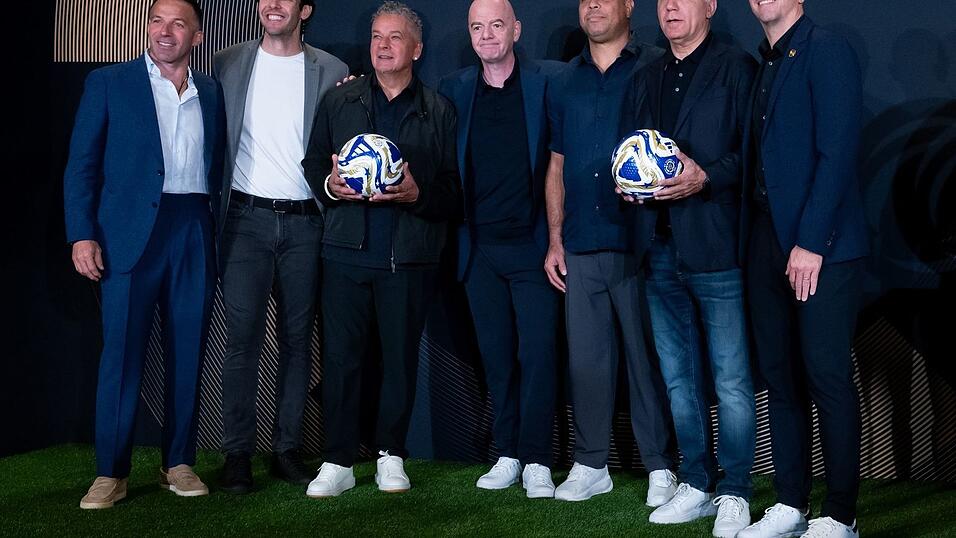 FIFA-Präsident Ginnani Infantino (M) im Trump Tower mit Spielerlegenden wie dem Brasilianer Ronaldo (rechts neben ihm).