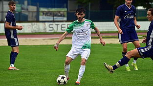 Robert Baghramyan (in weiß) hatte für Deggendorf die Chance zum 2:1, vergab aber aus drei Metern.