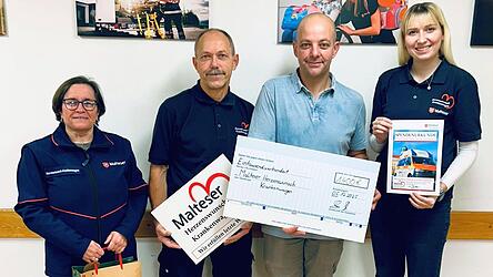 Stefan Schosser (2.v.r.) überraschte die Malteser mit einer ungewöhnlichen Spendenaktion.