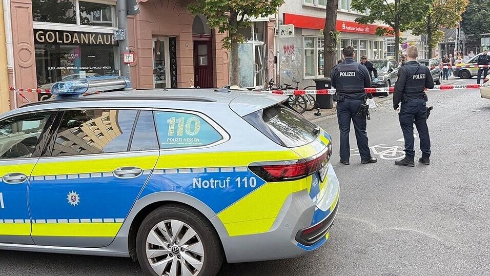 Die Polizei sperrte den Umkreis rund um den Tatort zunächst ab. Die Polizei sperrte den Umkreis rund um den Tatort zunächst ab.