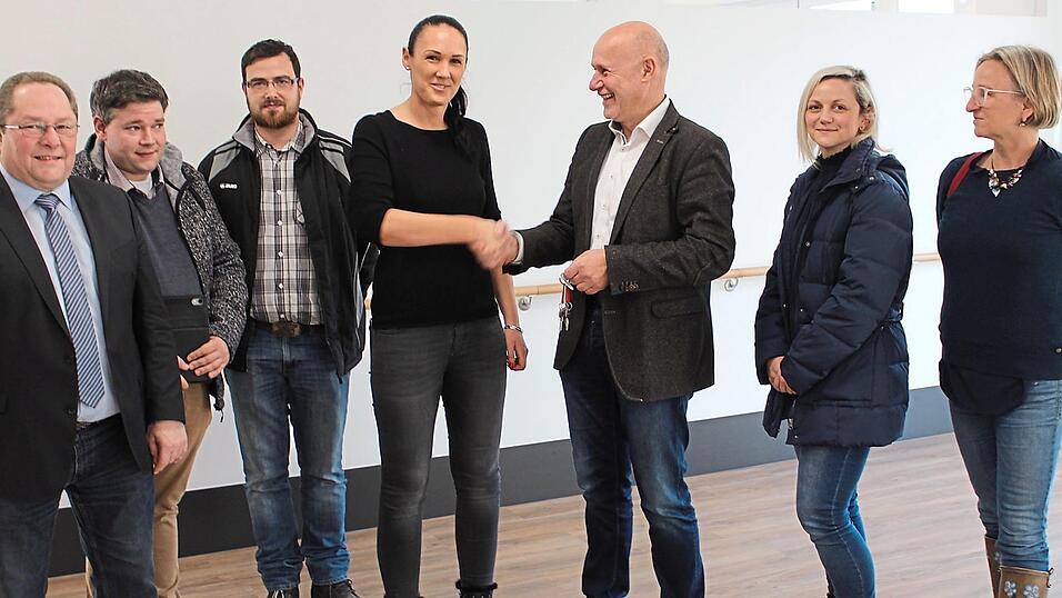 Schl&uuml;ssel&uuml;bergabe im Gesundheitszentrum in Willmering: B&uuml;rgermeister Hans Eichstetter, Bauleiter Michael Bauer, Techniker Markus Breu, Bauunternehmerin Viktoria Dankerl, BRK-Kreisgesch&auml;ftsf&uuml;hrer Manfred Aschenbrenner, Leiterin der Tagespflege, Yvonne Luithardt, und Theresia Aschenbrenner von der Hausverwaltung (von links).