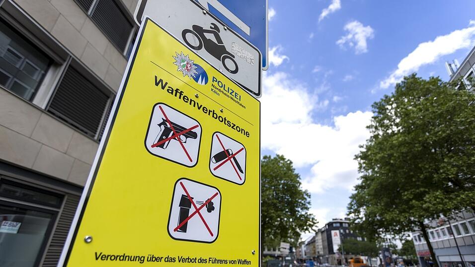 Die tödliche Attacke in Solingen heizt die Diskussion um Messerverbote im öffentlichen Raum an. Die tödliche Attacke in Solingen heizt die Diskussion um Messerverbote im öffentlichen Raum an.