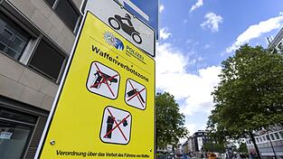 Die tödliche Attacke in Solingen heizt die Diskussion um Messerverbote im öffentlichen Raum an.