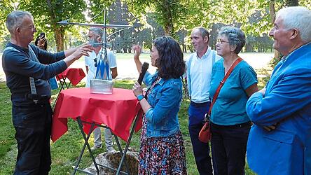 Das Gastgeschenk für Waldmünchen, eine Wetterfahne, nahm Bürgermeister Markus Ackermann (links) in Empfang; überreicht hatte es sein französischer Amtskollege Joël Le Besco (rechts).
