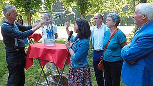 Das Gastgeschenk für Waldmünchen, eine Wetterfahne, nahm Bürgermeister Markus Ackermann (links) in Empfang; überreicht hatte es sein französischer Amtskollege Joël Le Besco (rechts).