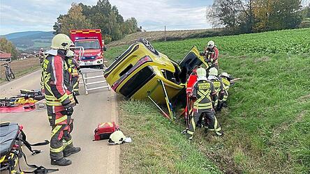 Eine Frau überschlug sich mit ihrem Wagen in einer langgezogenen Linkskurve und kam auf dem Dach im angrenzenden Straßengraben zum Liegen.