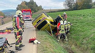 Eine Frau überschlug sich mit ihrem Wagen in einer langgezogenen Linkskurve und kam auf dem Dach im angrenzenden Straßengraben zum Liegen.