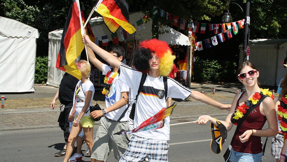 Christian Fertl war am Sonntag auf der Fanmeile in Berlin und erlebte dort das Achtelfinale gegen England auf Gro&szlig;leinwand.