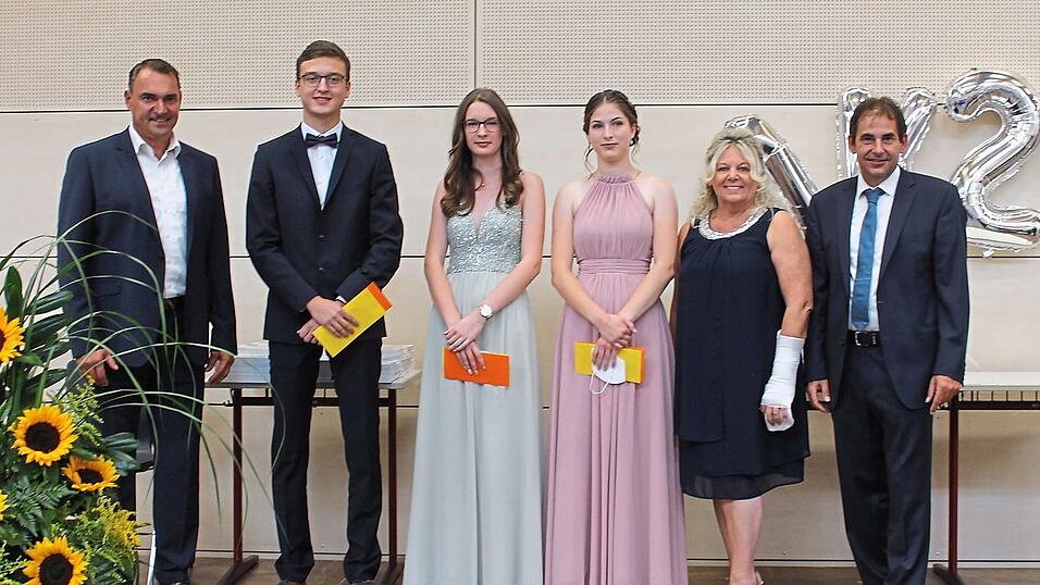 Die Jahrgangsbesten Florian Scharf, Mirjam Treitinger und Veronika Grauschopf wurden besonders geehrt. Stolz auf den erfolgreichen Jahrgang sind Schulleiter Johannes Pfann (r) und B&uuml;rgermeister Alfred Holzner.