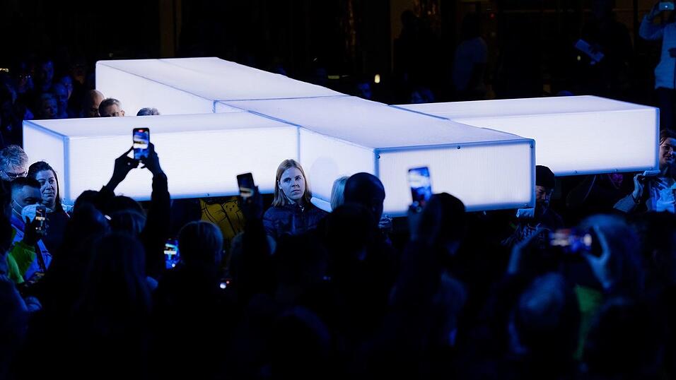 Bei «Die Passion» wurde stets ein großes Kreuz durch Innenstädte getragen - 2026 wird es nicht der Fall sein. (Archivbild) Bei «Die Passion» wurde stets ein großes Kreuz durch Innenstädte getragen - 2026 wird es nicht der Fall sein. (Archivbild)