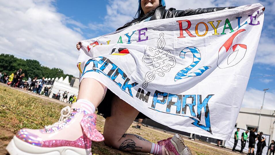 Bei Rock im Park sollen nach Angaben der Veranstalter rund 80.000 Musikfans vor den B&uuml;hnen feiern.
