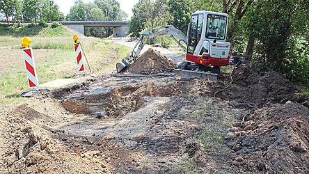 Der &bdquo;Baumeister der Natur&ldquo;, wie der Biber auch genannt wird, hat ganze Arbeit geleistet. Das Stra&szlig;erl zwischen Wiesent und Ettersdorf ist umfassend zu reparieren.