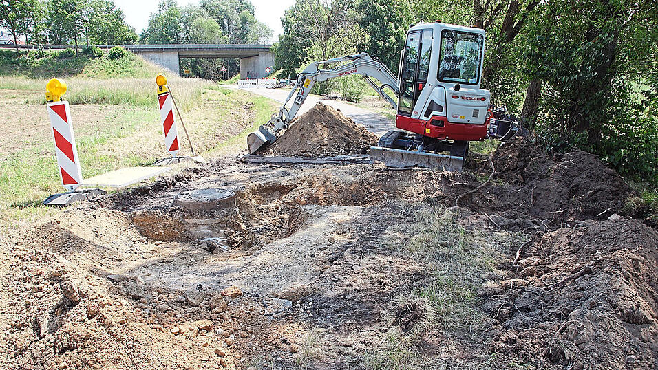 Der &bdquo;Baumeister der Natur&ldquo;, wie der Biber auch genannt wird, hat ganze Arbeit geleistet. Das Stra&szlig;erl zwischen Wiesent und Ettersdorf ist umfassend zu reparieren.