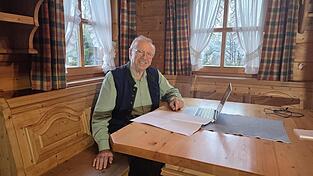 Wolfgang Pilz in der Stube seines Ferienhauses in H&ouml;fing. Nach fast 50 Jahren in der Kommunalpolitik tritt der 78-J&auml;hrige nicht mehr an. &bdquo;Es ist an der Zeit, dass J&uuml;ngere &uuml;bernehmen&ldquo;, sagt er.