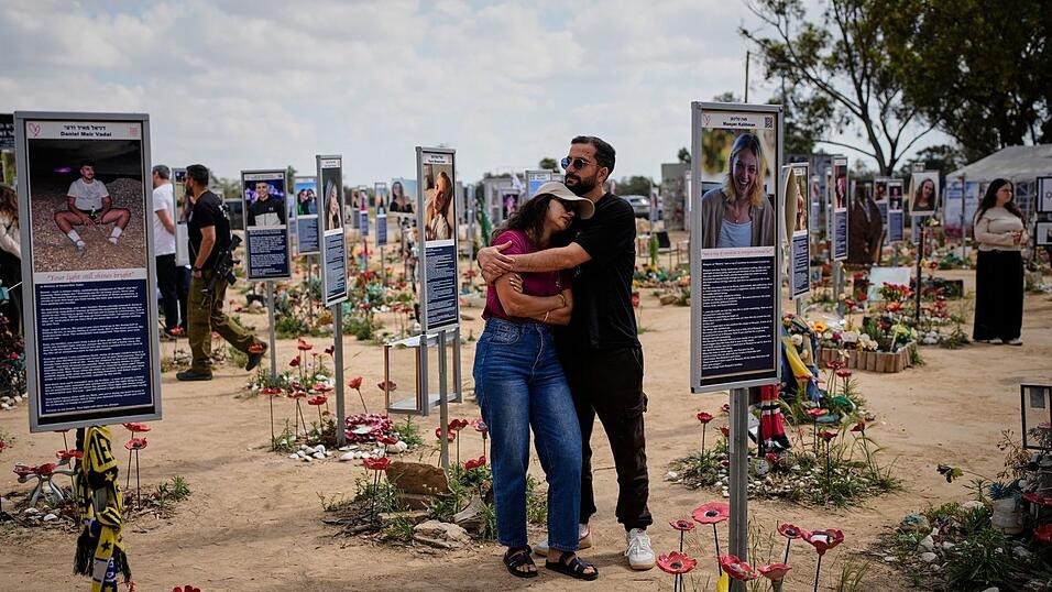 Ein früheres Gedenken an das Massaker, bei dem am 7. Oktober 2023 rund 1200 Menschen in Israel getötet und mehr als 250 weitere entführt worden waren. (Archivbild) Ein früheres Gedenken an das Massaker, bei dem am 7. Oktober 2023 rund 1200 Menschen in Israel getötet und mehr als 250 weitere entführt worden waren. (Archivbild)