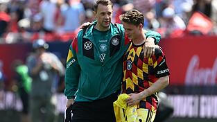 Der eine war Nationaltorwart, der andere will es werden: Manuel Neuer (l) und Jonas Urbig. (Archivbild) Der eine war Nationaltorwart, der andere will es werden: Manuel Neuer (l) und Jonas Urbig. (Archivbild)