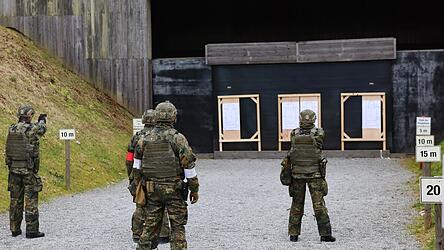 In der Oberviechtacher Grenzland-Kaserne trainieren Soldaten des Panzergrenadierbataillons 122. Im Rahmen des Programms G-Cap sollen unter anderem dort viele neue Soldaten untergebracht werden. In der Oberviechtacher Grenzland-Kaserne trainieren Soldaten des Panzergrenadierbataillons 122. Im Rahmen des Programms G-Cap sollen unter anderem dort viele neue Soldaten untergebracht werden.