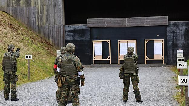 In der Oberviechtacher Grenzland-Kaserne trainieren Soldaten des Panzergrenadierbataillons 122. Im Rahmen des Programms G-Cap sollen unter anderem dort viele neue Soldaten untergebracht werden. In der Oberviechtacher Grenzland-Kaserne trainieren Soldaten des Panzergrenadierbataillons 122. Im Rahmen des Programms G-Cap sollen unter anderem dort viele neue Soldaten untergebracht werden.