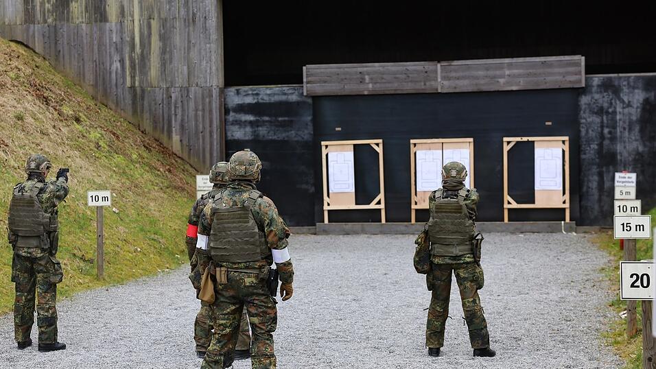 In der Oberviechtacher Grenzland-Kaserne trainieren Soldaten des Panzergrenadierbataillons 122. Im Rahmen des Programms G-Cap sollen unter anderem dort viele neue Soldaten untergebracht werden. In der Oberviechtacher Grenzland-Kaserne trainieren Soldaten des Panzergrenadierbataillons 122. Im Rahmen des Programms G-Cap sollen unter anderem dort viele neue Soldaten untergebracht werden.