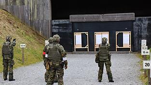 In der Oberviechtacher Grenzland-Kaserne trainieren Soldaten des Panzergrenadierbataillons 122. Im Rahmen des Programms G-Cap sollen unter anderem dort viele neue Soldaten untergebracht werden. In der Oberviechtacher Grenzland-Kaserne trainieren Soldaten des Panzergrenadierbataillons 122. Im Rahmen des Programms G-Cap sollen unter anderem dort viele neue Soldaten untergebracht werden.