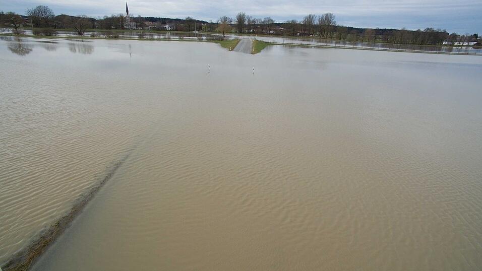 Durch den anhaltenden Regen und die Schneeschmelze war die Vils am Freitagmittag an einigen Stellen bei Vilsbiburg und Gerzen &uuml;ber die Ufer getreten. Einige Strassen waren somit nicht mehr passierbar und mussten gesperrt werden.