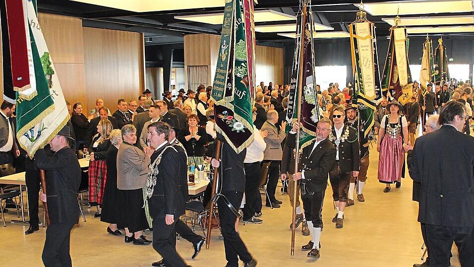 Ein festlicher Anblick war der Einmarsch ins HDG mit den Schützenkönigen und Fahnenabordnungen. Ein festlicher Anblick war der Einmarsch ins HDG mit den Schützenkönigen und Fahnenabordnungen.