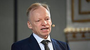 Ifo-Präsident Clemens Fuest misstraut der neuen Bundesregierung. „Schulden machen ist leicht - das kann jeder“, sagt der Ökonom. (Archiv)