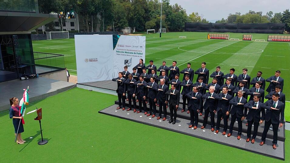 Die Präsidentin schwört «El Tri», wie Mexikos Nationalmannschaft genannt wird, noch mal ein. Die Präsidentin schwört «El Tri», wie Mexikos Nationalmannschaft genannt wird, noch mal ein.
